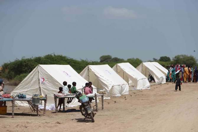 Pakistanlı selzedeler, Kızılay çadırlarına yerleşmeye başladı