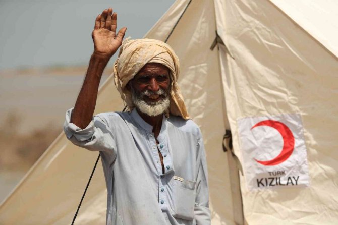 Pakistanlı selzedeler, Kızılay çadırlarına yerleşmeye başladı