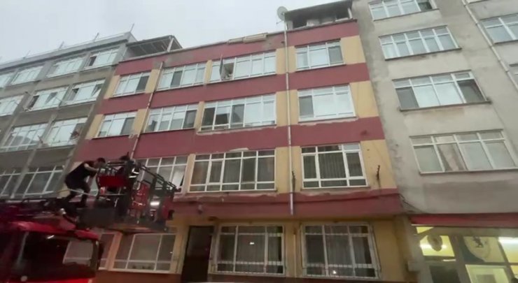 Silahlı saldırı şüphelisi çatıdan çatıya geçerken yakalandı