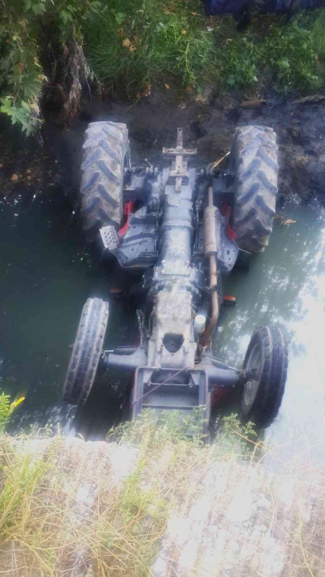Tarlasını sulamak isteyen eski muhtar, devrilen traktörün altında can verdi