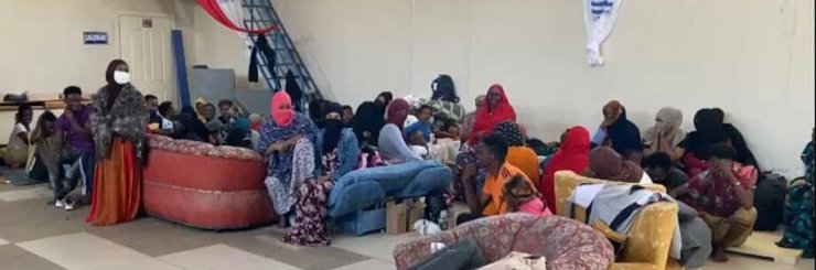 Yunanlıların motorunu çıkardıkları bot ile denize bıraktığı 52 kaçak göçmen kurtarıldı