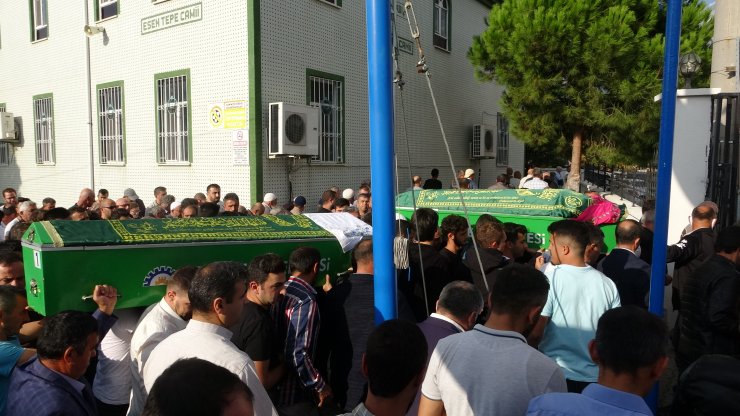 Yurt kaydından dönerken kazada ölen üniversiteli Aysun ile ağabeyi, toprağa verildi