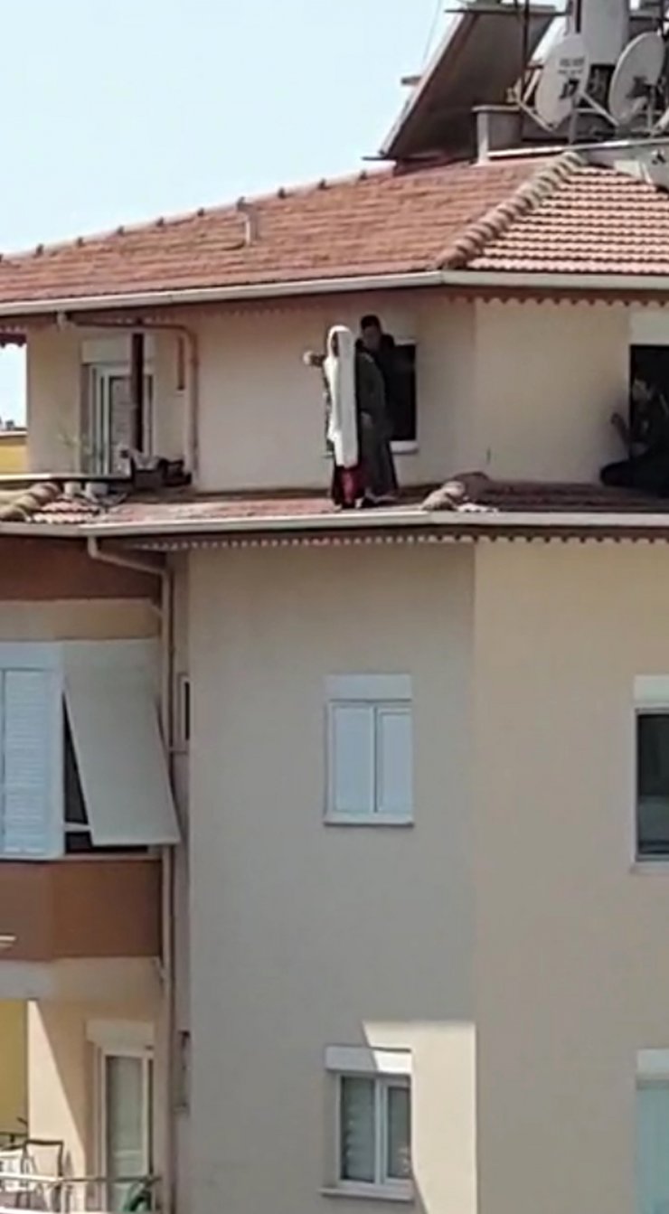 5'inci kattan atlamak üzereyken, jandarma komutanı çekerek kurtardı