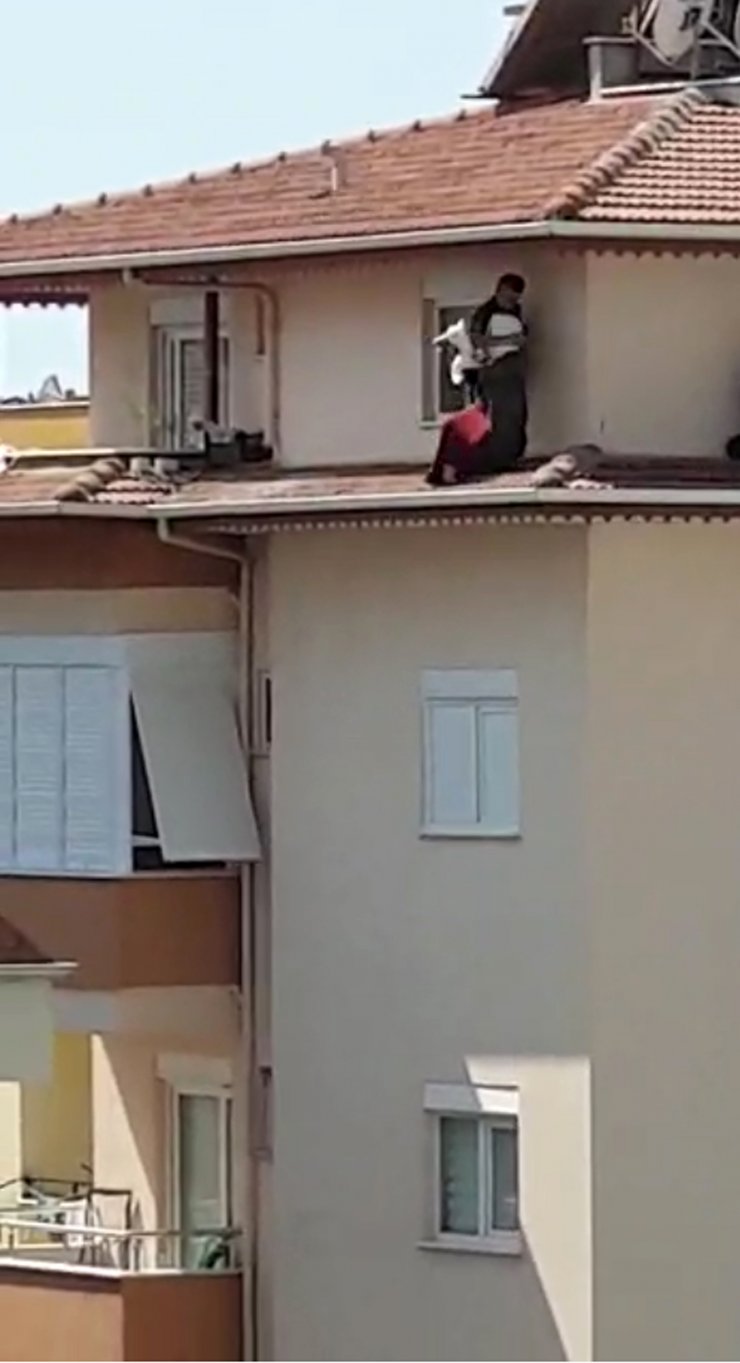 5'inci kattan atlamak üzereyken, jandarma komutanı çekerek kurtardı