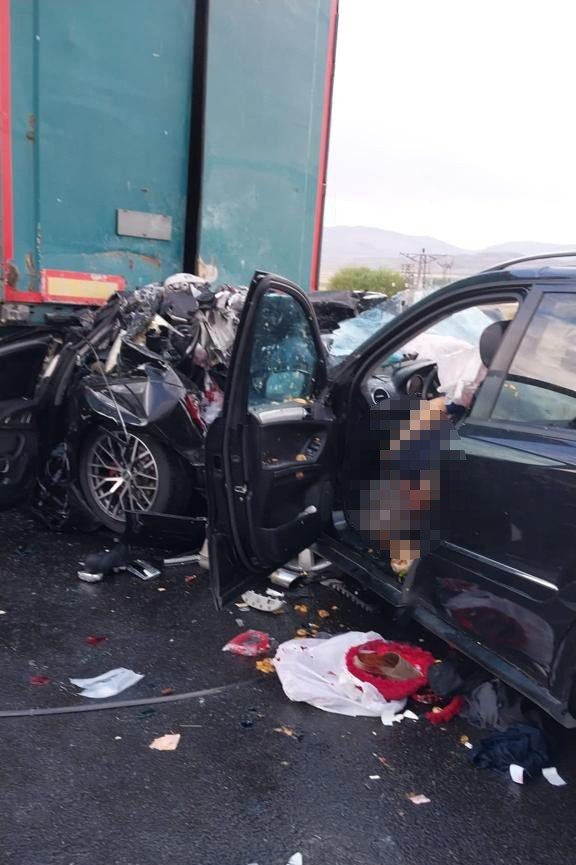 Dolu yağışı zincirleme kazaya neden oldu: 2 ölü, 8 yaralı