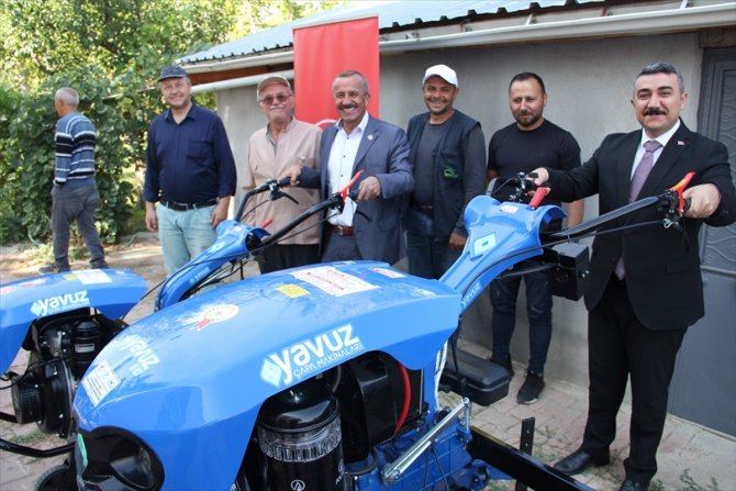 Yalıhüyük'te hibe kapsamında 4 el traktör çiftçilere teslim edildi