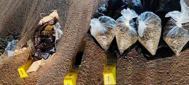 Polis baskın yaptı, evdeki uyuşturucu ve paraları dışarı attılar