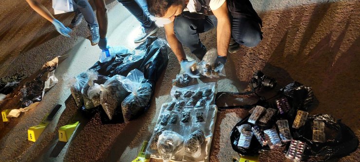 Polis baskın yaptı, evdeki uyuşturucu ve paraları dışarı attılar