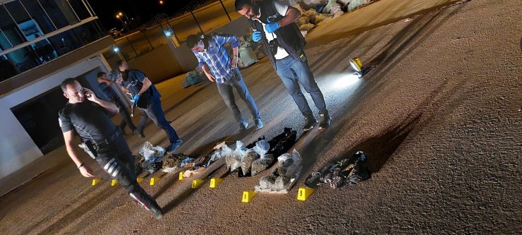 Polis baskın yaptı, evdeki uyuşturucu ve paraları dışarı attılar