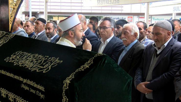 Polise bıçakla saldırınca vurulan sürücü toprağa verildi