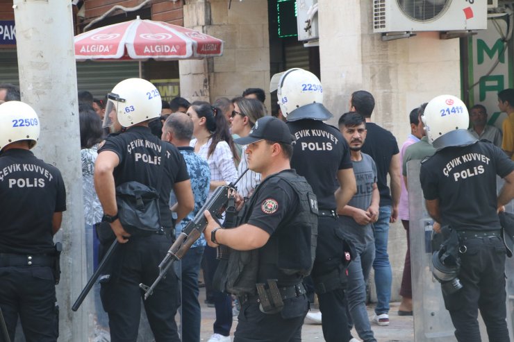 Polisin kaçak telefon satan iş yerlerine yaptığı baskında gerginlik yaşandı