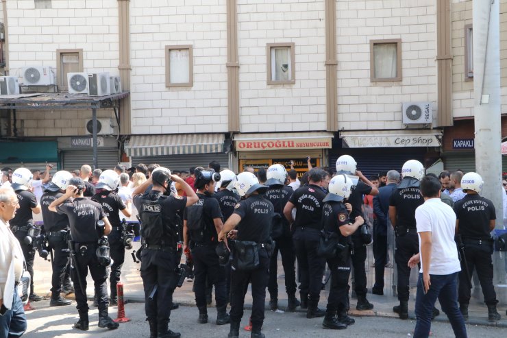 Polisin kaçak telefon satan iş yerlerine yaptığı baskında gerginlik yaşandı