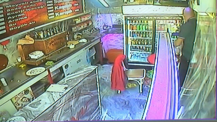 'Tost yeme' yarışmasında altın kazanamayınca iş yeri sahibinin telefonunu çaldı