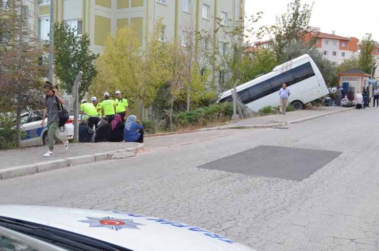 Acı haber! Öğrencisi servisi midibüsü site bahçesine girdi