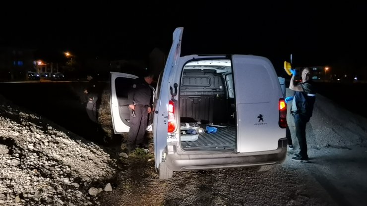 Çaldıkları kargo aracını 80 kilometre sonra bırakıp, paketleri alıp kaçtılar