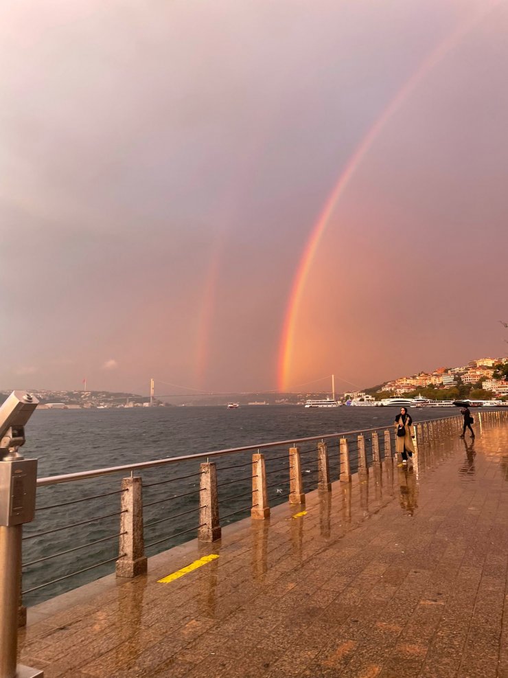 Çift gökkuşağı kartpostallık görüntü oluşturdu