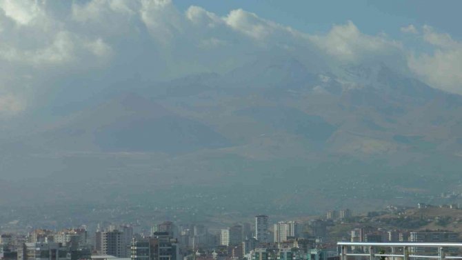 Erciyes’e mevsimin ilk karı yağdı