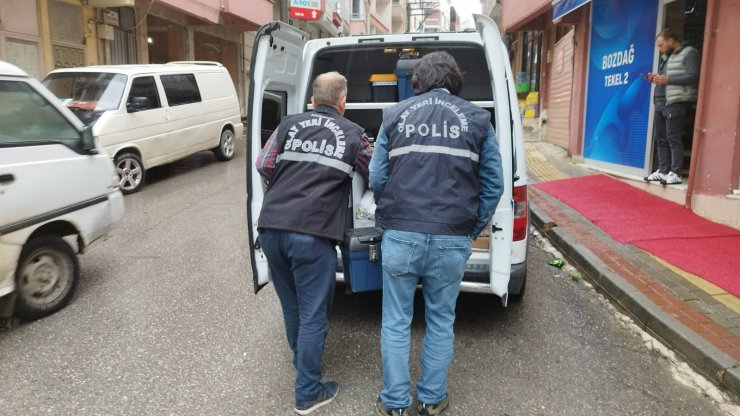 Evinde ölü bulundu