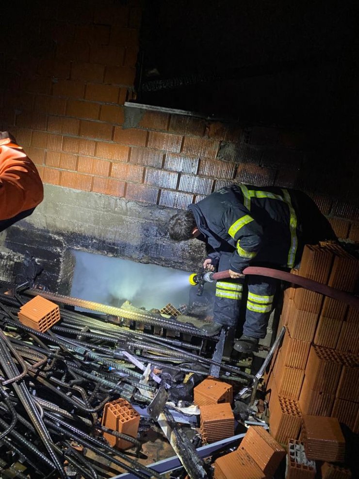 İki ev yangında zarar gördü, 2 kişi dumandan etkilendi