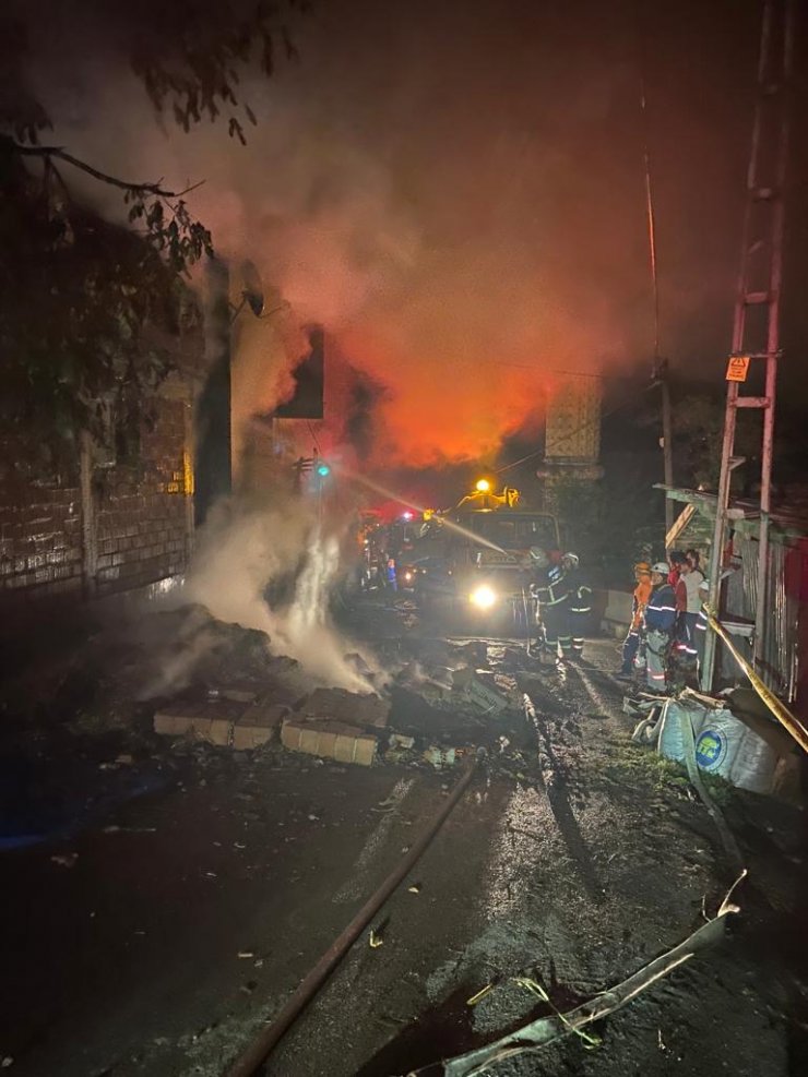 İki ev yangında zarar gördü, 2 kişi dumandan etkilendi