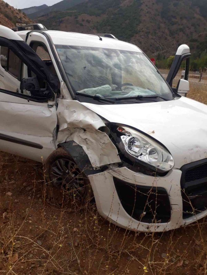 Kamyon ile hafif ticari araç kafa kafaya çarpıştı: 5 yaralı