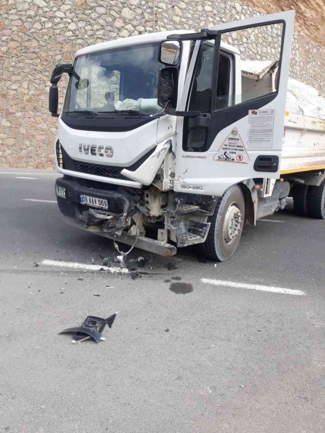 Kamyon ile hafif ticari araç kafa kafaya çarpıştı: 5 yaralı