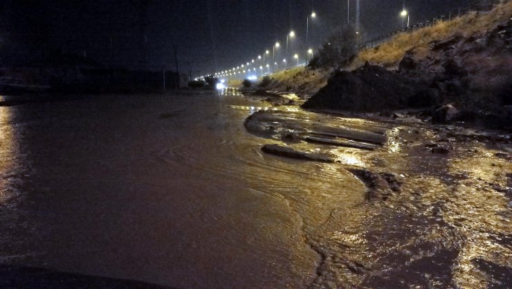 Kayseri'de sağanak yağmur etkili oldu
