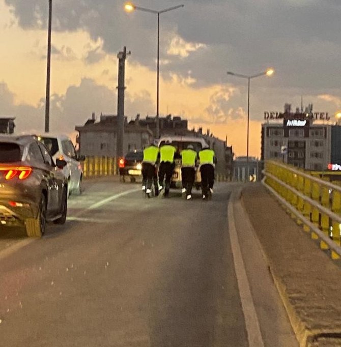 Konya’da trafik polislerinden örnek davranış