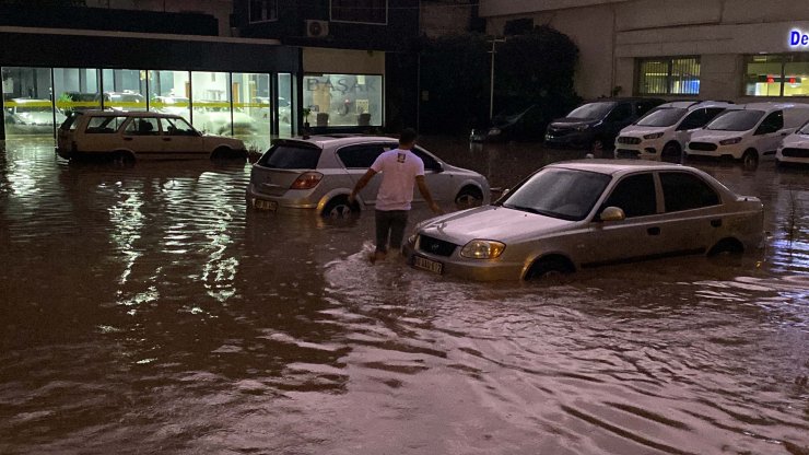 Osmaniye'de sağanak nedeniyle ev ve iş yerlerini su bastı, araçlar suya gömüldü