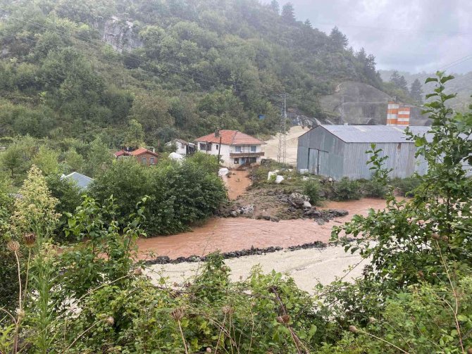 Sağanak sonrası taşkınlar oluştu, denizin rengi değişti