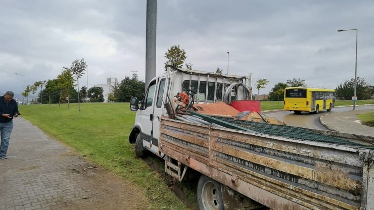 Yağmur nedeniyle kayganlaşan yolda kamyonet direğe çarptı; 2 yaralı