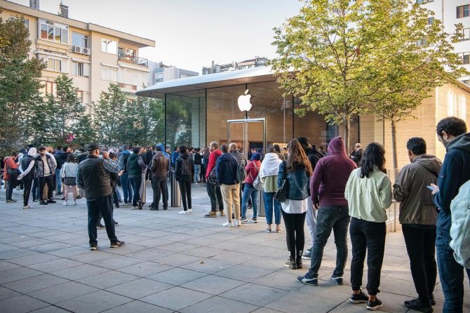 57 bin TL’lik Apple'ın yeni model cep telefonunu almak için kuyruk oluştu
