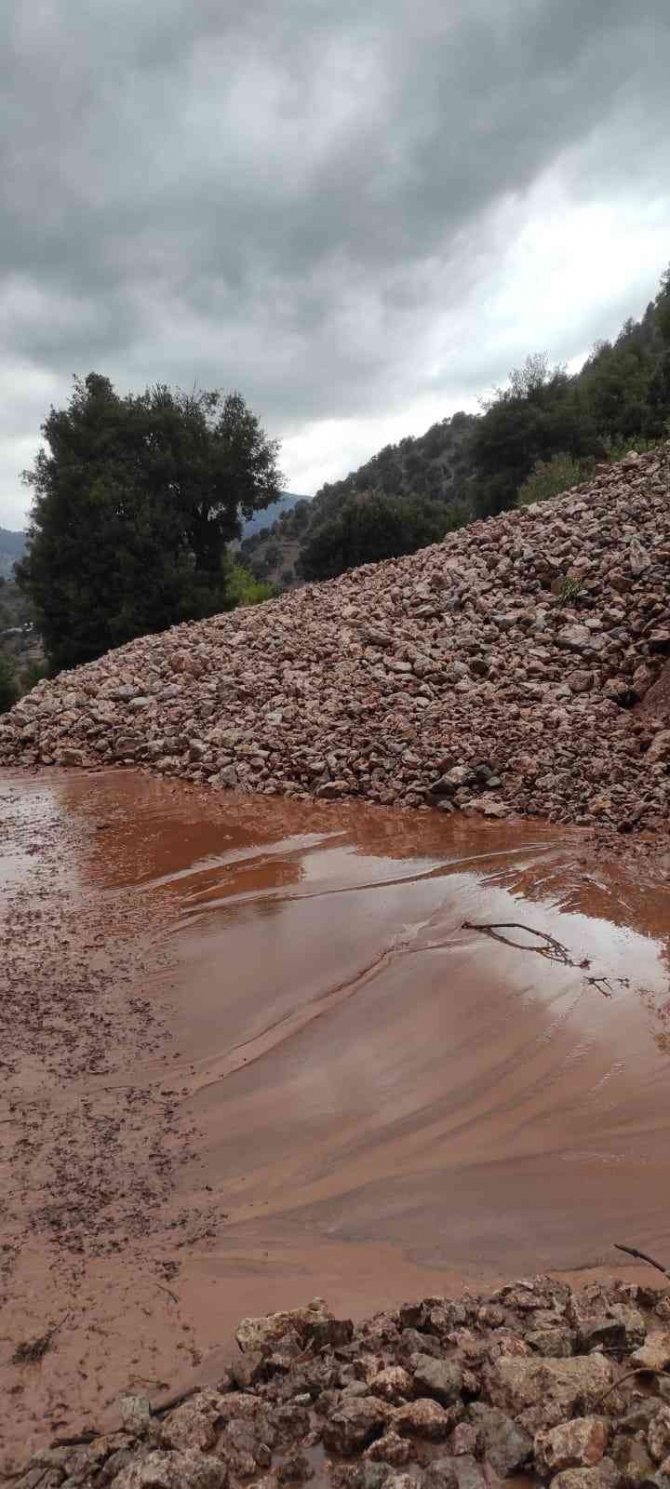 Adana’da şiddetli sağanak heyelana neden oldu