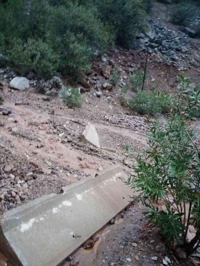 Adana’da şiddetli sağanak heyelana neden oldu