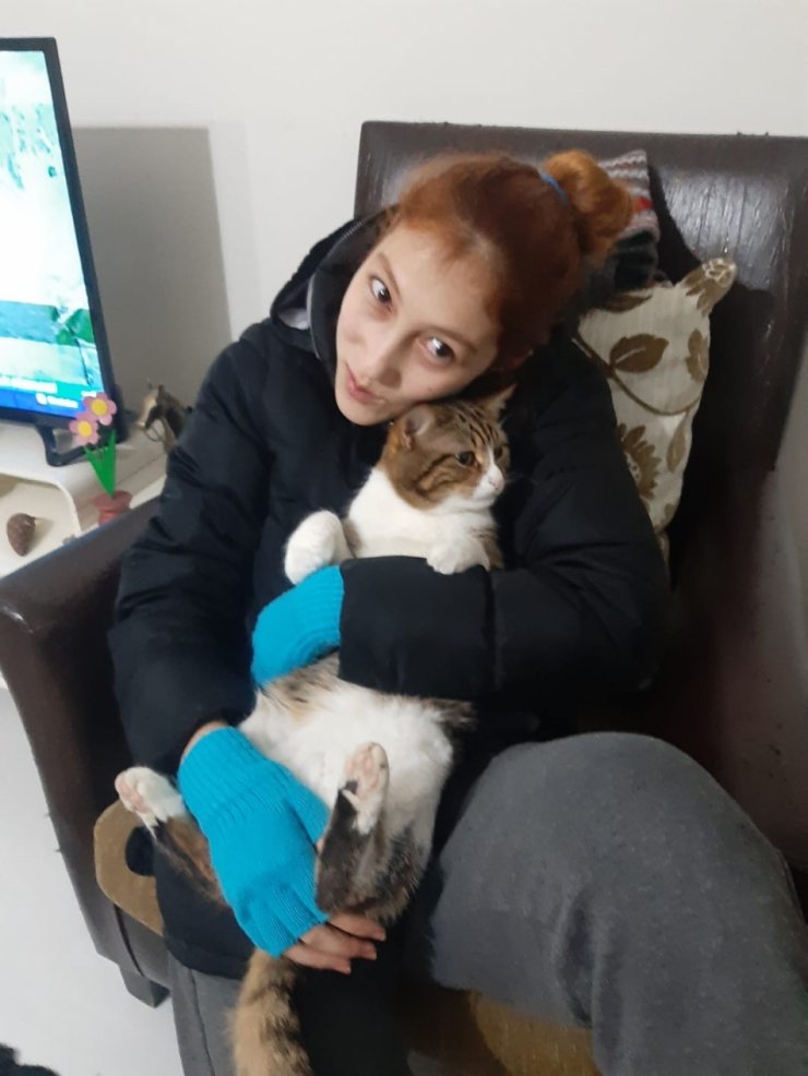 Afgan uyruklu şahıs tarafından istismara uğrayarak öldürülen Ayşegül'ün duruşmasında tercümanı jiletleyen ağabeyi tutuklandı