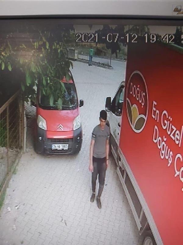 Afgan uyruklu şahıs tarafından istismara uğrayarak öldürülen Ayşegül'ün duruşmasında tercümanı jiletleyen ağabeyi tutuklandı