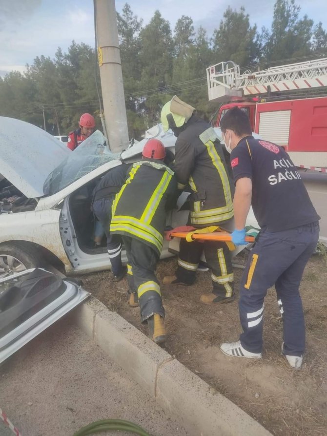 Aydınlatma direğine çarpan otomobilin sürücüsü hayatını kaybetti