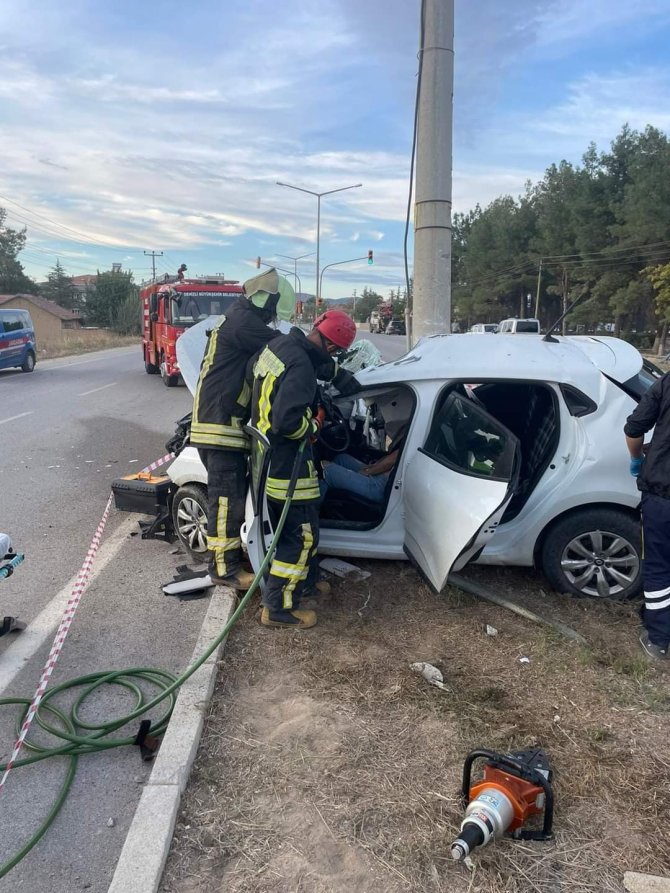 Aydınlatma direğine çarpan otomobilin sürücüsü hayatını kaybetti