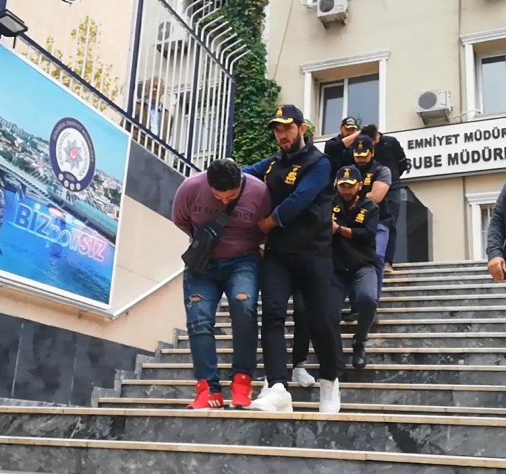 Başkasının kimlik bilgilerini kullanarak kargodan siparişini alan şüpheliler yakalandı