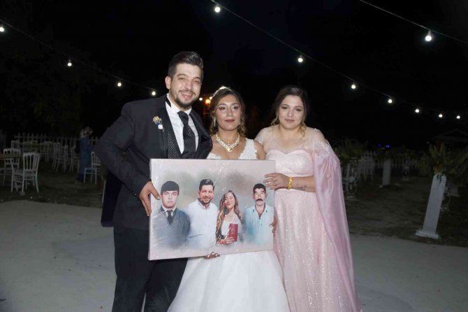 Düğünde damat ve gelini duygulandıran hediye
