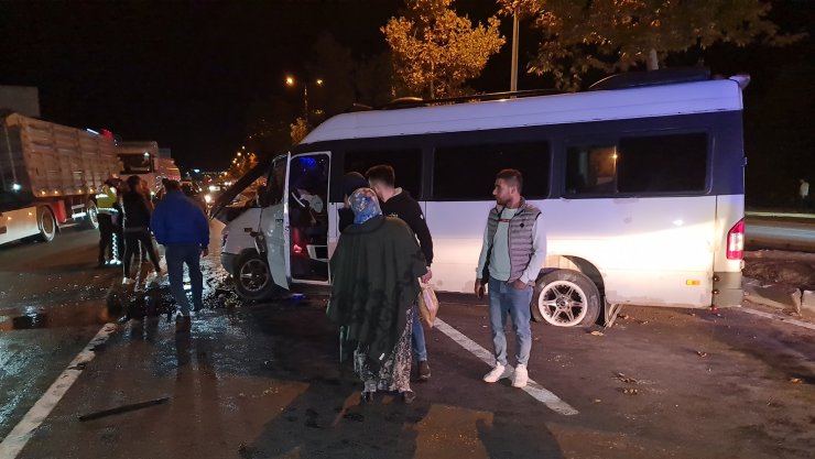 Karşı şeride geçen okul servisi minibüse çarptı: 8 yaralı