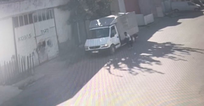 Konya'da motosikletli 3 kişi park halindeki araçtan 30 bin lira değerinde altın, gümüş ve cep telefonu bulunan çantayı çaldı