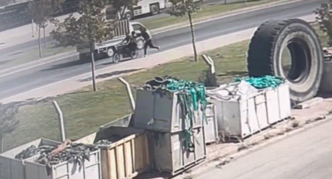 Konya'da motosikletli 3 kişi park halindeki araçtan 30 bin lira değerinde altın, gümüş ve cep telefonu bulunan çantayı çaldı