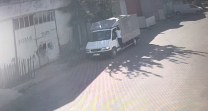 Konya'da motosikletli 3 kişi park halindeki araçtan 30 bin lira değerinde altın, gümüş ve cep telefonu bulunan çantayı çaldı