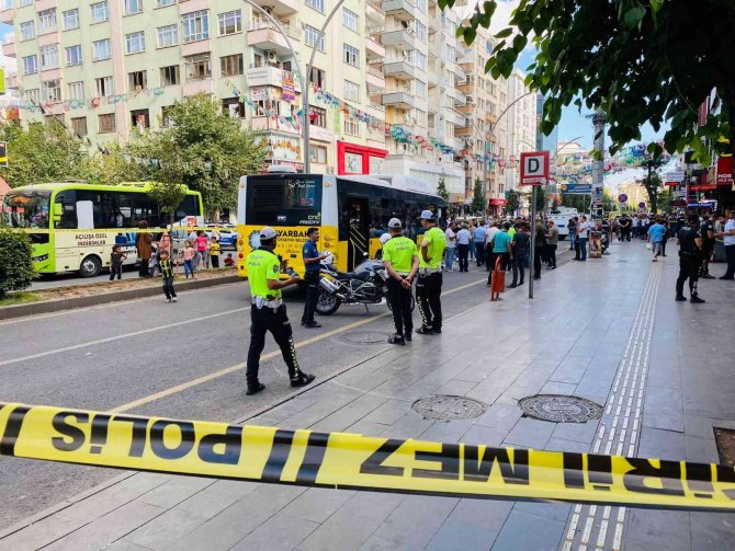 Otobüsten inerken kıyafeti kapıya sıkışan kadın canından oldu