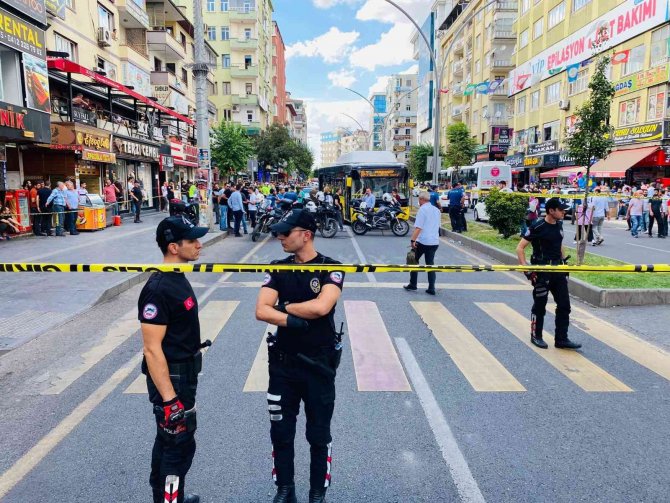 Otobüsten inerken kıyafeti kapıya sıkışan kadın canından oldu