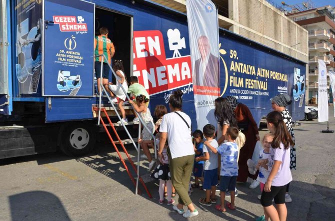 Sinema tırı 5 günde 6 ilçe gezdi