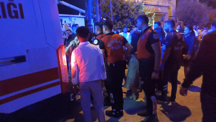 2 grubun silahlı çatışmasında torununun kınasına gitmek isteyen kadın öldü, 4 yaralı