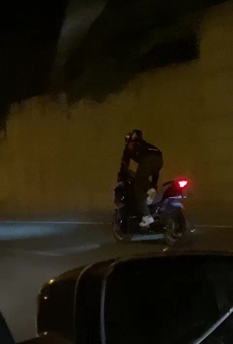 Akrobatik hareketler yapan genç kendi ve diğer sürücülerin canını hiçe saydı