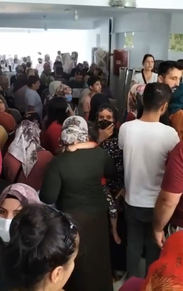 Antalya’da açılışı yapılan mağazada ucuz halı izdihamı